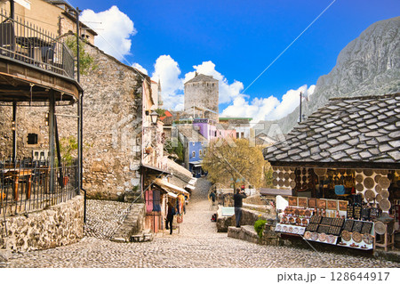 モスタルの古い街並み 128644917