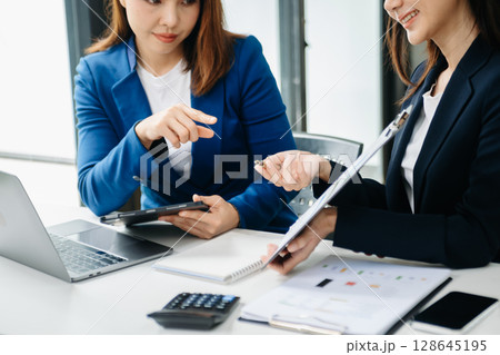 Team business meeting presentation. Hand businesswoman working project in modern office. 128645195