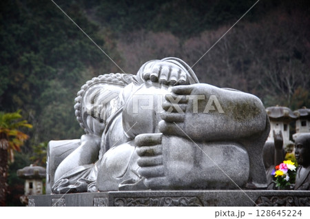 姫路　太陽公園の涅槃像 128645224