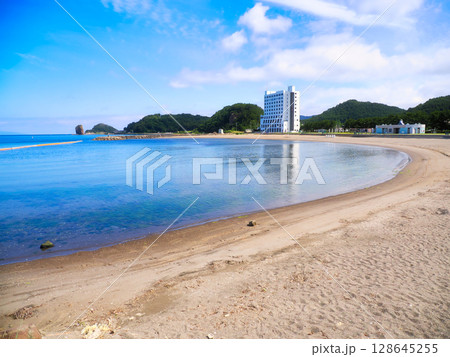 爽やかな青空の浅虫海岸サンセットビーチあさむしの風景（夏）・青森県青森市 128645255