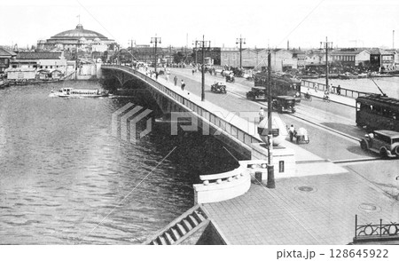古写真　1933-1945年　東京　隅田川に架かる両国橋と両国国技館 128645922