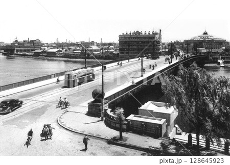 古写真 1933-1945年 東京 隅田川に架かる両国橋と両国国技館 古写真 1933-1945年 東京 隅田川に架かる両国橋と両国国技館 128645923