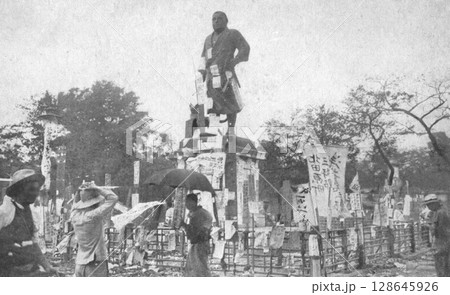 古写真　1944-1945年　東京　戦時中の上野公園　西郷隆盛像が尋ね人の札であふれている様子 128645926