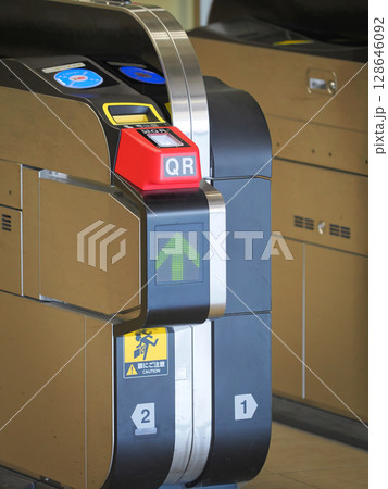 QRコードとICカード対応の自動改札 128646092