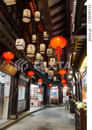 豫园老街の夜　上海、中国　 128646215