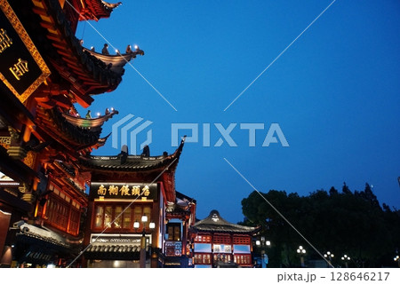 豫园老街の夜　上海、中国　 128646217