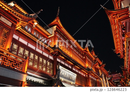 豫园老街の夜　上海、中国　 128646223