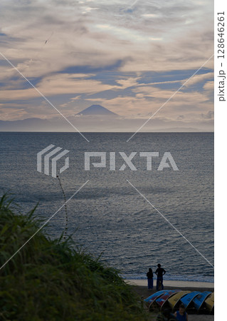 長者ケ崎の夕景と富士山のシルエット 128646261
