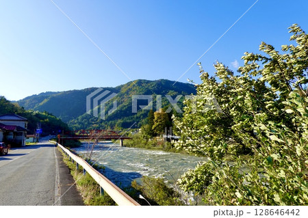 木曽川の上松の川岸から下流の寝覚発電所を見た風景　長野県木曽郡上松町 128646442