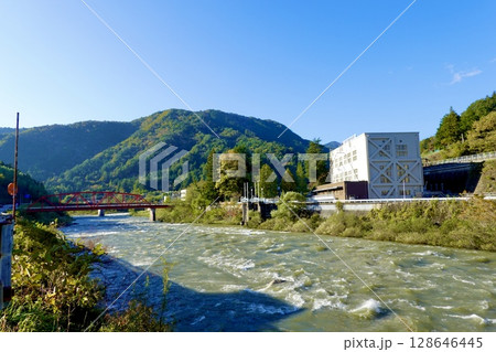 木曽川の上松の川岸から下流の寝覚発電所を見た風景　長野県木曽郡上松町 128646445