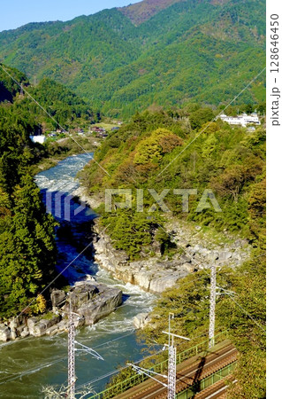 木曽川の急流と寝覚めの床の岩肌が見える風景 長野県木曽郡上松町 木曽川の急流と寝覚めの床の岩肌が見える風景 長野県木曽郡上松町 128646450