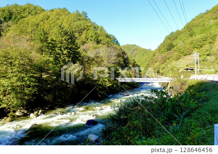 赤沢自然休養林に向かう道の河川の風景 長野県木曽郡上松町 赤沢自然休養林に向かう道の河川の風景 長野県木曽郡上松町 128646456