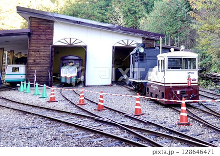 赤沢自然休養林の赤沢森林鉄道の機関車と車庫が見える風景　長野県木曽郡上松町 128646471