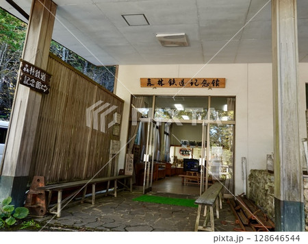 赤沢自然休養林の中にある赤沢森林鉄道記念館の入口の風景 長野県木曽郡上松町 赤沢自然休養林の中にある赤沢森林鉄道記念館の入口の風景 長野県木曽郡上松町 128646544