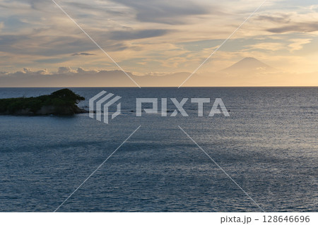 三浦半島長者ケ崎の夕景と富士山のシルエット 三浦半島長者ケ崎の夕景と富士山のシルエット 128646696