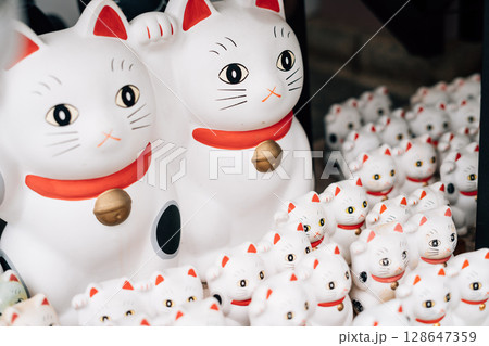 Maneki Neko cat in Japanese shrine 128647359