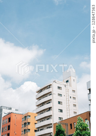 City street mansion building in Tokyo, Japan City street mansion building in Tokyo, Japan 128647363