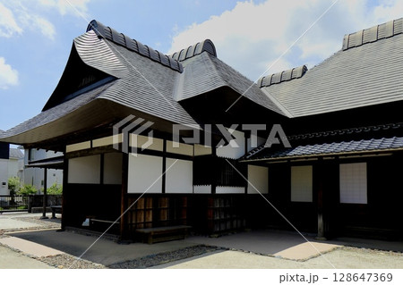 伝統的な日本のお屋敷の外観 128647369