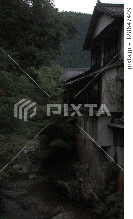 出るって？！肝試しに来た山奥の廃旅館 128647409