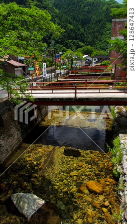 秘湯！広島湯来温泉街の川と赤い橋 128647413