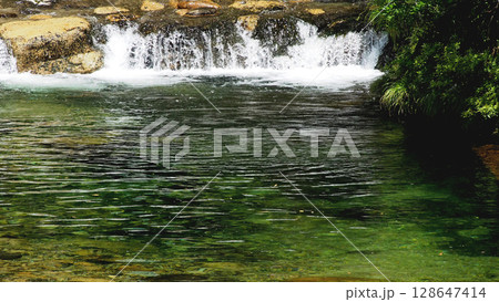 川遊び！せせらぎの音を聞きながら散策 128647414