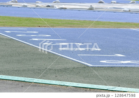 亀岡市の陸上競技場のトラック 亀岡市の陸上競技場のトラック 128647598