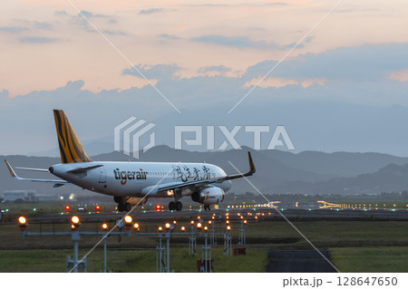 夕暮れの仙台空港 離陸中の飛行機 宮城県名取市 夕暮れの仙台空港 離陸中の飛行機 宮城県名取市 128647650