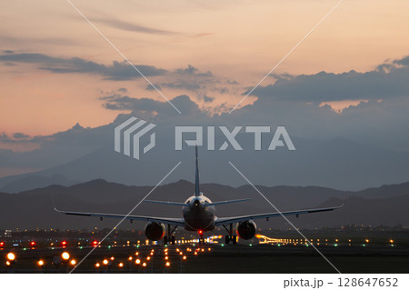 夕暮れの仙台空港 離陸中の飛行機 宮城県名取市 夕暮れの仙台空港 離陸中の飛行機 宮城県名取市 128647652