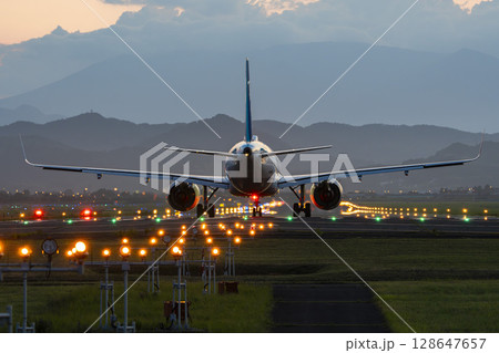 夕暮れの仙台空港　離陸中の飛行機　宮城県名取市 128647657