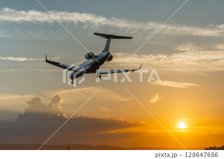 夕暮れの仙台空港 着陸中の飛行機 宮城県名取市 夕暮れの仙台空港 着陸中の飛行機 宮城県名取市 128647686