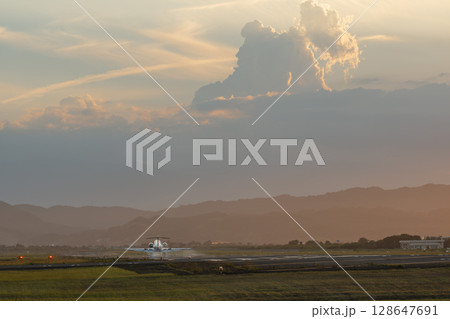夕暮れの仙台空港　着陸中の飛行機　宮城県名取市 128647691