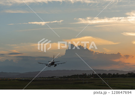 夕暮れの仙台空港　着陸中の飛行機　宮城県名取市 128647694