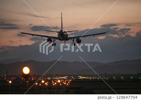 夕暮れの仙台空港　着陸中の飛行機　宮城県名取市 128647704