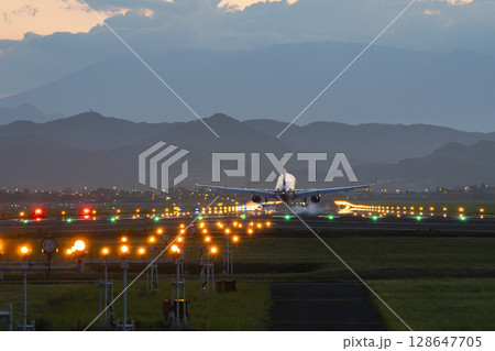 夕暮れの仙台空港 着陸中の飛行機 宮城県名取市 夕暮れの仙台空港 着陸中の飛行機 宮城県名取市 128647705