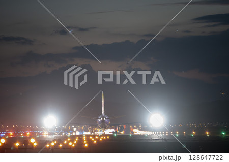 夜の仙台空港　離陸中の飛行機　宮城県名取市 128647722