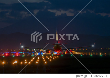 夜の仙台空港　離陸中の飛行機　宮城県名取市 128647724