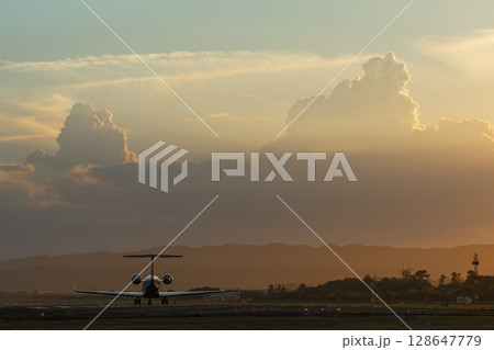 夕暮れの仙台空港　離陸中の飛行機　宮城県名取市 128647779
