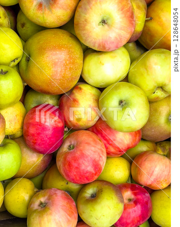 Juicy apples on the market Juicy apples on the market 128648054