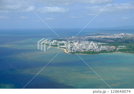 石垣島上空からの海と市街地風景 128648074