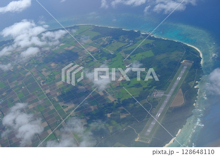 多良間島と飛行場 128648110
