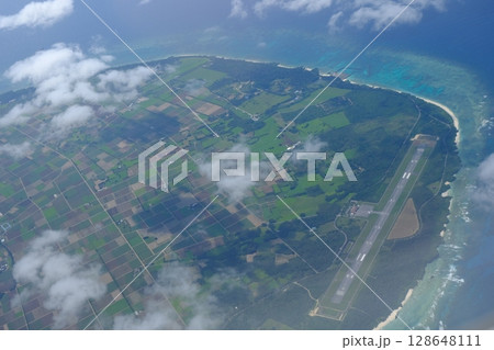 多良間島と飛行場 128648111