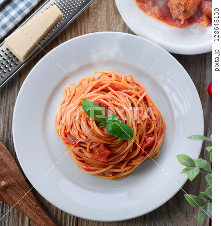 余った手羽元トマト煮で簡単リメイク！おうちパスタ 128648130