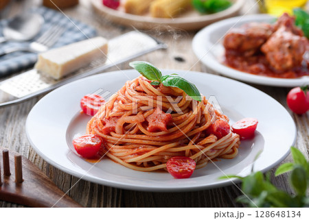 余った手羽元トマト煮で簡単リメイク！おうちパスタ 128648134