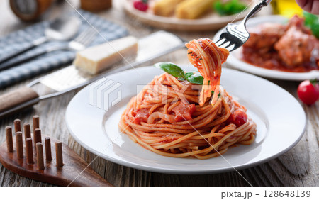 余った手羽元トマト煮で簡単リメイク！おうちパスタ 128648139