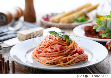 余った手羽元トマト煮で簡単リメイク！おうちパスタ 128648147