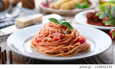 余った手羽元トマト煮で簡単リメイク！おうちパスタ 128648148