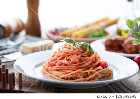 余った手羽元トマト煮で簡単リメイク！おうちパスタ 128648149