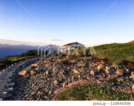 五色ヶ原 夕日と平ノ小屋 富山県 立山連峰 五色ヶ原 夕日と平ノ小屋 富山県 立山連峰 128648306
