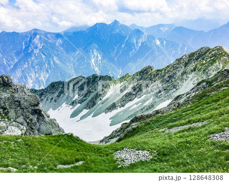 立山連峰　夏の御前沢の雪渓　　日本百名山 富山県 128648308