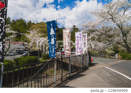 森町の遠江国一宮小國神社の桜の風景(静岡県) 128648400